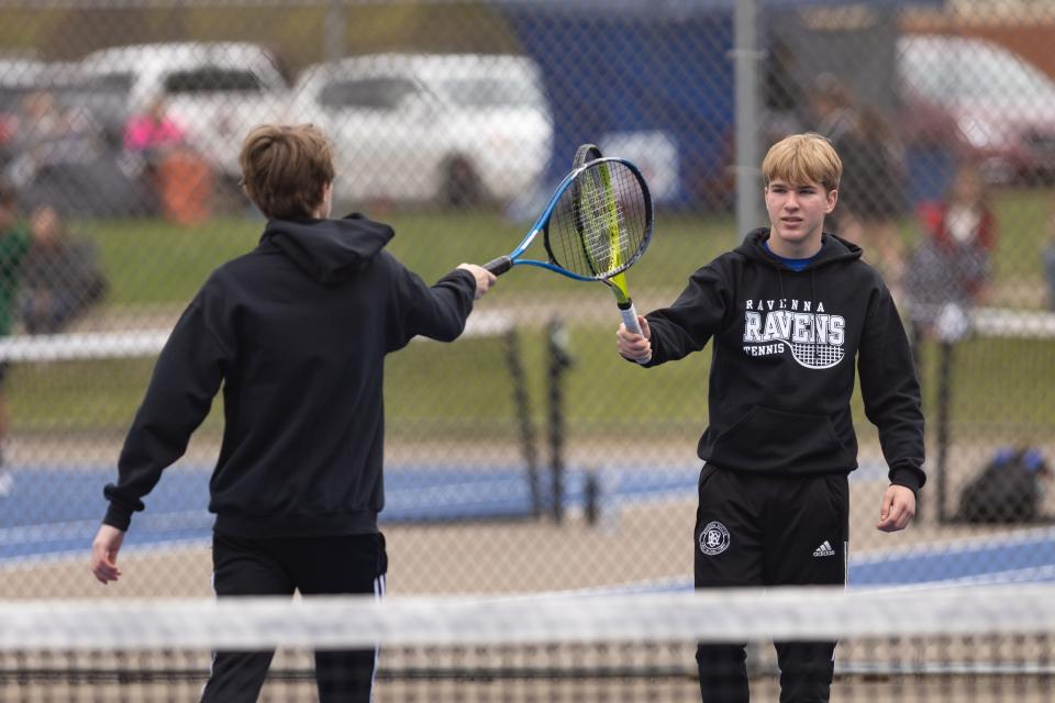 Derick Skilton y Chauncy Walton de Ravenna celebran después de ganar un punto durante el Torneo de la Conferencia Atlética Metro 2023 el jueves 4 de mayo de 2023 en Ravenna High School.