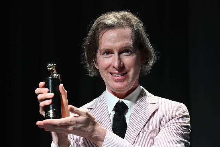 Wes Anderson posó emocionado tras recibir el premio Cartier Glory en Venecia