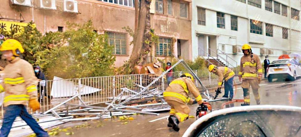 雷雨強風夾擊 一度發黃雨警告 沙田塌圍板傷6人 太陽能板毀車窗