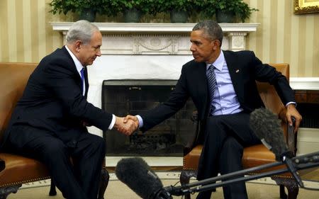 U.S. President Barack Obama and Israeli Prime Minister Benjamin Netanyahu shake hands during their meeting in the Oval Office of the White House in Washington November 9, 2015. REUTERS/Kevin Lamarque