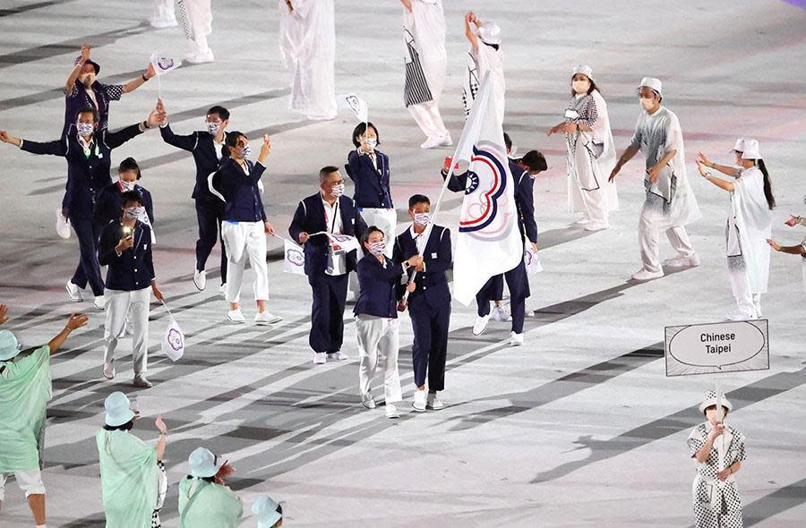 東奧開幕典禮上，我國是由「五朝元老」盧彥勳與「舉重女神」郭婞淳共同擔任掌旗官。（體育署提供）