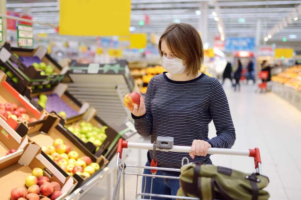 En la tienda o el supermercado escoge <a href="https://www.cdc.gov/foodsafety/es/communication/steps-healthy-fruits-veggies.html" rel="nofollow noopener" target="_blank" data-ylk="slk:frutas y verduras;elm:context_link;itc:0;sec:content-canvas" class="link "><em>frutas y verduras</em></a> que no estén magulladas ni dañadas. (Foto: Getty)