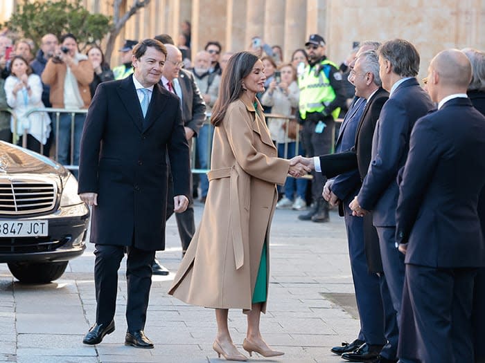 Doña Letizia saluda a las autoridades locales de Salamanca