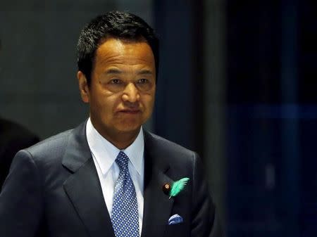 Japan's Economics Minister Akira Amari arrives for a meeting with U.S. Trade Representative Michael Froman in Tokyo April 19, 2015.REUTERS/Yuya Shino