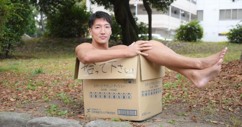 The model pretends to be an abandoned pet left in a box, with “Please take me home” written on it. (Photo courtesy of freephotomuscle.com)