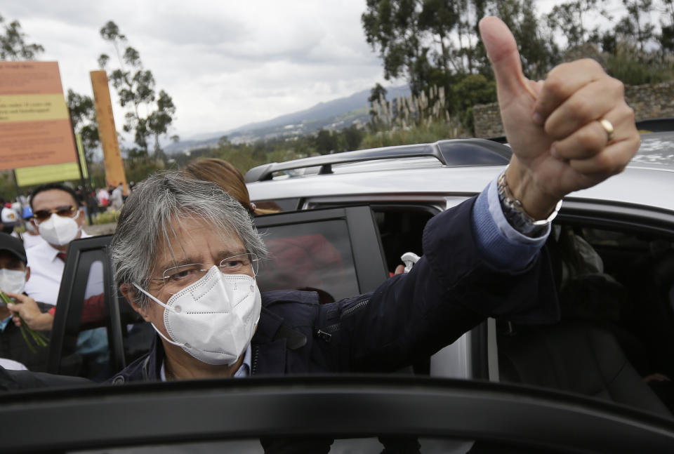 El candidato presidencial Guillermo Lasso, representante del partido Creando Oportunidades o CREO, muestra un pulgar hacia arriba en un mitin de campaña en Cayambe, Ecuador, el miércoles 7 de abril de 2021. Lasso, exbanquero y rival Andrés Arauz, protegido del expresidente Rafael Correa, competirán en una segunda vuelta el próximo domingo 11 de abril.(AP Foto/Dolores Ochoa)