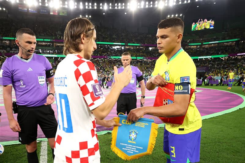 克羅埃西亞隊長Luka Modric（莫德里奇）與巴西賽前致意。（圖／翻攝自FIFA臉書）
