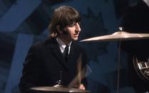 Ringo Starr, der beste Schlagzeuger der Welt? Er sei nicht einmal der beste Schlagzeuger bei den Beatles, scherzte John Lennon einst. Und tat seinem Kollegen natürlich Unrecht: Starr war kein musikalisches Genie wie Lennon, McCartney oder Harrison, doch er war derjenige, der die wichtigste Rockgruppe aller Zeiten zusammenhielt - nicht nur musikalisch, sondern auch als gute Seele der Band. (Bild: Getty Images/Hulton Archive)