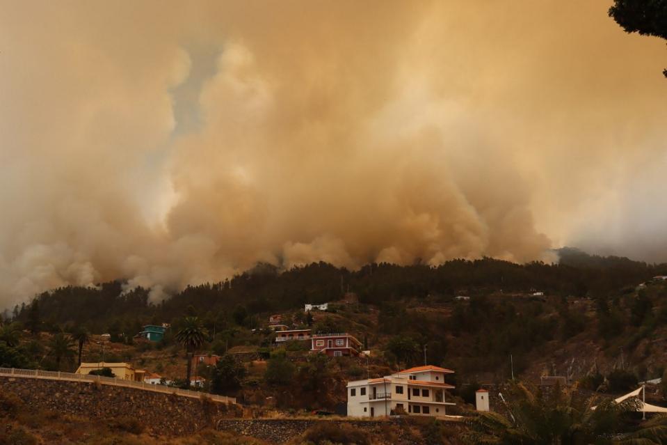 西班牙拉帕馬島森林大火 當局撤離2500多人