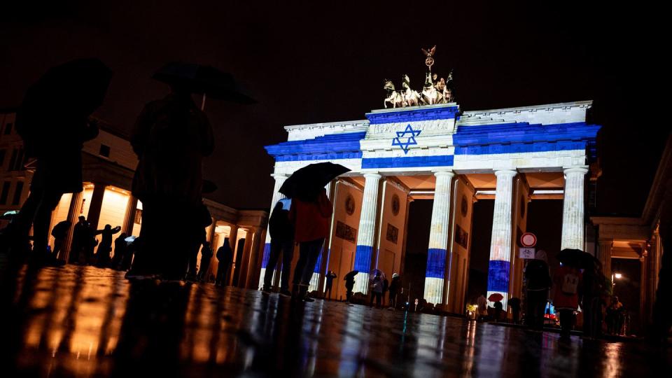 Zwei Wochen nach dem Terrorangriff der Hamas auf Israel hat ein Bündnis von Organisationen zu einer Kundgebung gegen Antisemitismus aufgerufen. (Bild: Fabian Sommer/dpa)