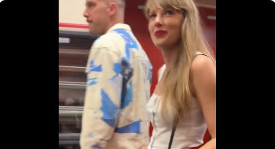 Taylor Swift dating rumors boost Travis Kelce jersey sales - Deseret News