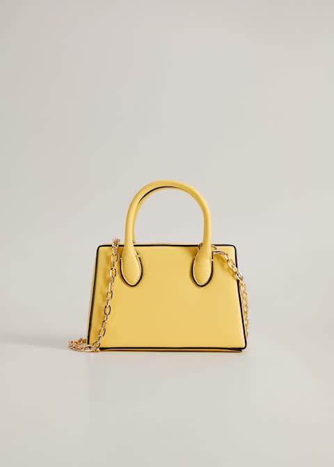 15,99€ au lieu de 29,99€<br><br><a href="https://shop.mango.com/fr/femme/sac-mini/mini-sac-chaine_67085954.html" rel="nofollow noopener" target="_blank" data-ylk="slk:Acheter;elm:context_link;itc:0;sec:content-canvas" class="link ">Acheter</a>