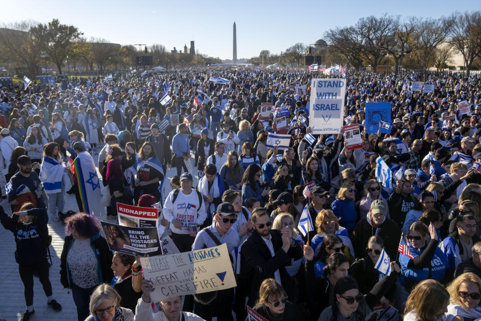 Miles de personas se congregan en el parque de monumentos nacionales de la capital estadounidense National Mall para la Marcha por Israel, el martes 14 de noviembre de 2023, en Washington. (AP Foto/Mark Schiefelbein)