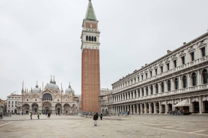 A crumbling museum of a city: On St Mark's Square in Venice, small pieces of reinforced concrete have been falling from the almost 100-metre high tower. Filippo Ciappi/LaPresse via ZUMA Press/dpa