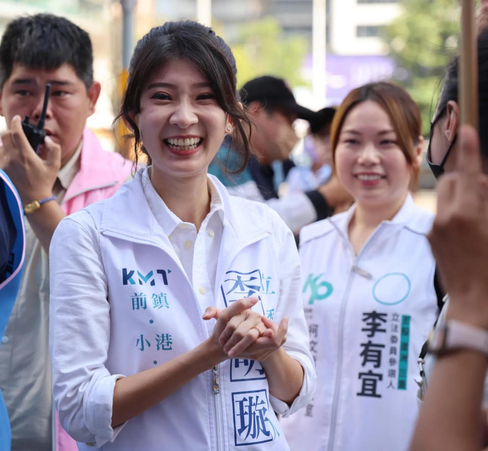 國民黨立委參選人李明璇今(16日)成立競選總部，民眾黨新北市立委參選人李友宜現身助講。(圖/中天新聞，李俊毅攝)