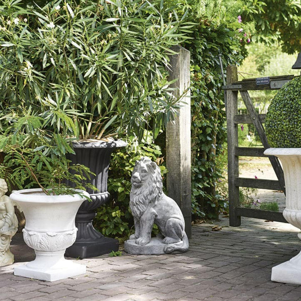 <p>Coupe de jardin en magnésie blanche "EYGUIERES" - Maisons du monde : 129 €</p><br><a href="https://www.maisonsdumonde.com/FR/fr/p/coupe-de-jardin-en-magnesie-blanche-h-71-cm-eyguieres-130336.htm" rel="nofollow noopener" target="_blank" data-ylk="slk:Acheter;elm:context_link;itc:0;sec:content-canvas" class="link ">Acheter</a>