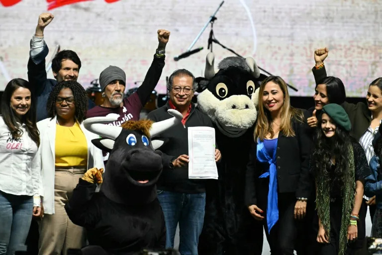 Colombian President Gustavo Petro (C) during the signing of the law banning bullfighting (Luis ACOSTA)