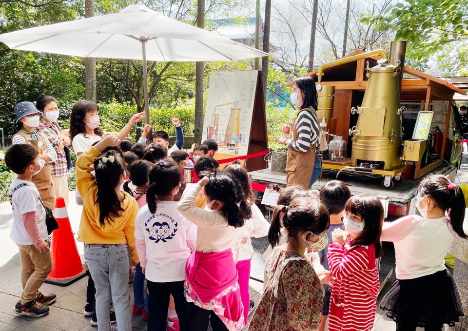 茶博館6月26日辦理「香氣島讀小旅行」活動，全台唯一行動精油車將來到現場示範。   圖：新北市文化局提供