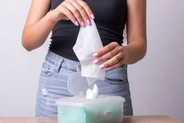 <strong>女子只要覺得肛門有點濕濕的，就會用有香味的濕紙巾擦拭，導致肛門反覆發炎。（示意圖／photoAC）</strong>