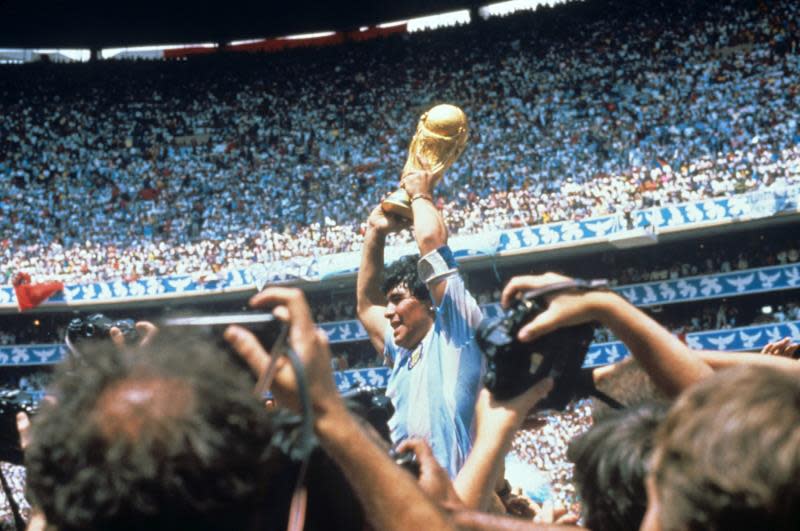 El jugador argentino Diego Armando Maradona con la Copa del Mundo tras derrotar la selección argentina a Alemania por tres goles a dos, en la final disputada en el estadio Azteca de la capital mexicana en 1986 (Foto EFE/Archivo).