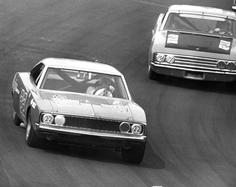 bobby allison passes donnie at bristol 1969