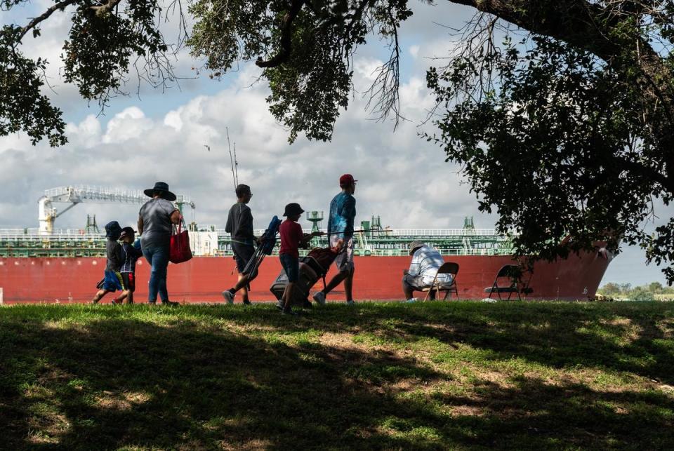 
People walk through San Jacinto Park as a tanker ship passes through the Houston Ship Channel in La Porte. Thousands of families live and play near the world’s largest petrochemical complex. 

Un grupo de personas camina por el Parque San Jacinto mientras un barco cisterna pasa por el Canal de Navegación de Houston en La Porte. Miles de familias viven y juegan cerca del complejo petroquímico más grande del mundo. 

People walk in San Jacinto Park as a large tanker ship pass through Houston Ship Channel on the background in Saturday October 28, 2023 in La Porte, TX
