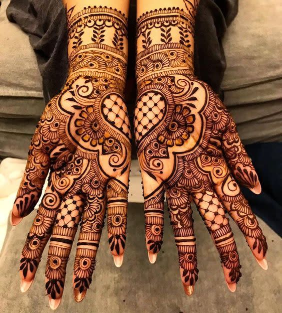 Book These Top Indian Mehendi Artists For Stunning Mehendi Designs