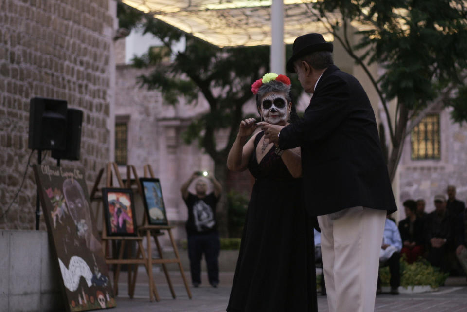 Una pareja celebra el día de los muertos en las calles Aguascalientes. Foto:  Leonardo Alvarez Hernandez/Getty Images.