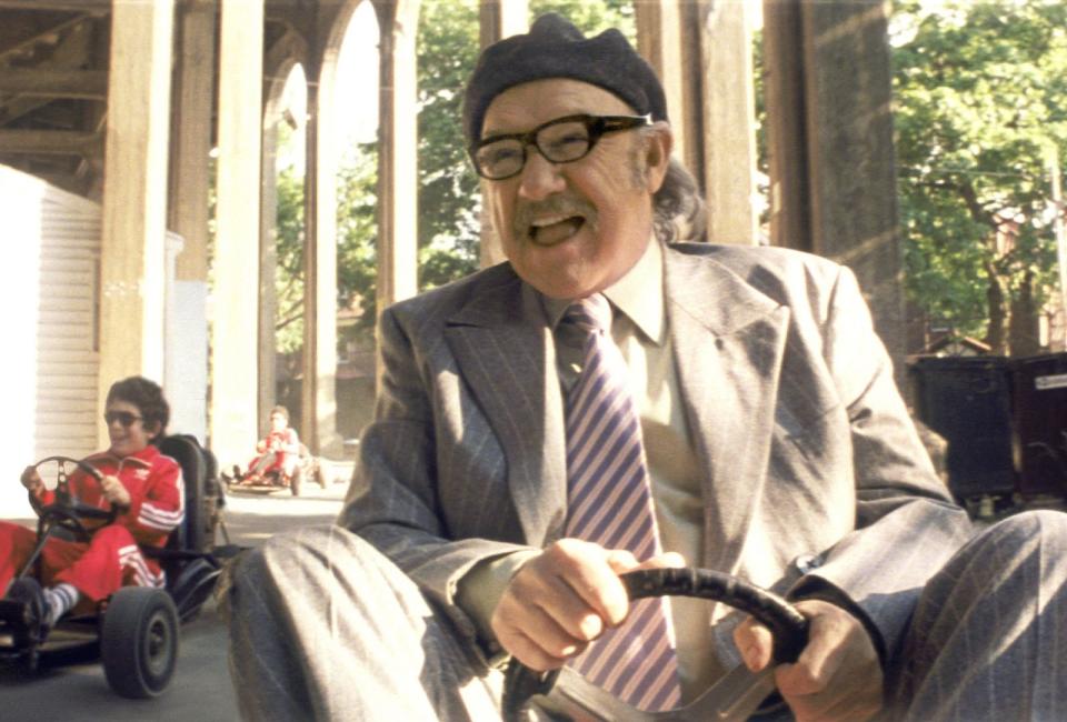 In "The Royal Tenenbaums" (Bild) durfte er sich "nur" aufs Go-Kart schwingen, seine große Leidenschaft galt aber schon früh richtigen Rennautos: Gene Hackman infizierte sich bei den Dreharbeiten zu "French Connection" (1971) mit dem Rennvirus und jagte seither immer wieder über die Piste. (Bild: James Hamilton / Touchstone Pictures)