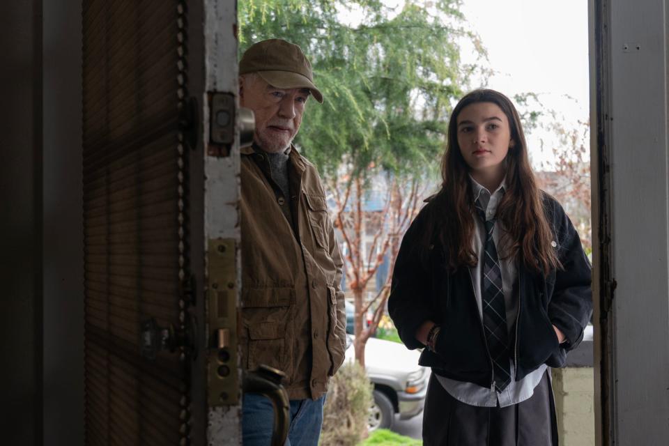 Auf der Suche nach einem Vogel müssen der Taubenzüchter Jaan Vari (Brian Cox) und die Teenagerin Kaitlyn McKay (Brooklynn Prince) zusammenarbeiten.  (Bild: 2024 Paramount Pictures/Allyson Riggs)