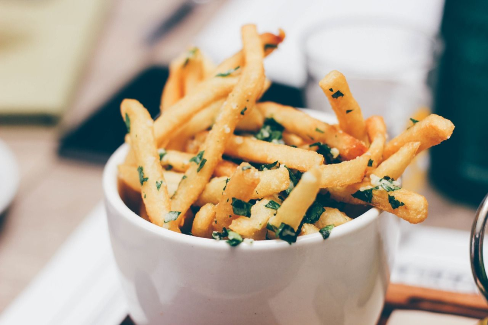 Hachez les frites restantes et incorporez-les dans une omelette.