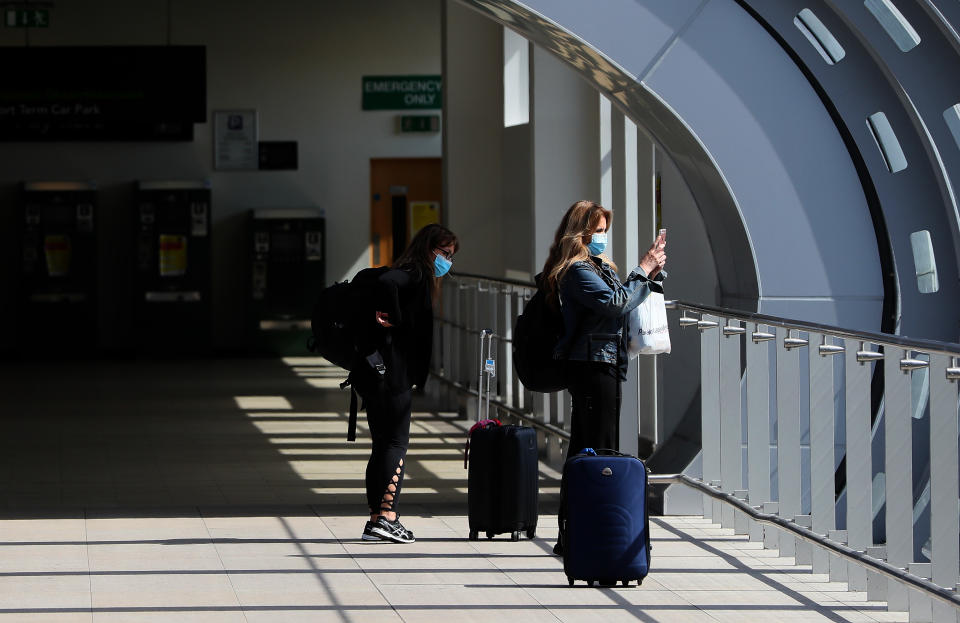 Las autoridades están comprobando que las personas que salen de Irlanda no estén recibiendo la prestación por desempleo del coronavirus. (Photo by Brian Lawless/PA Images via Getty Images)