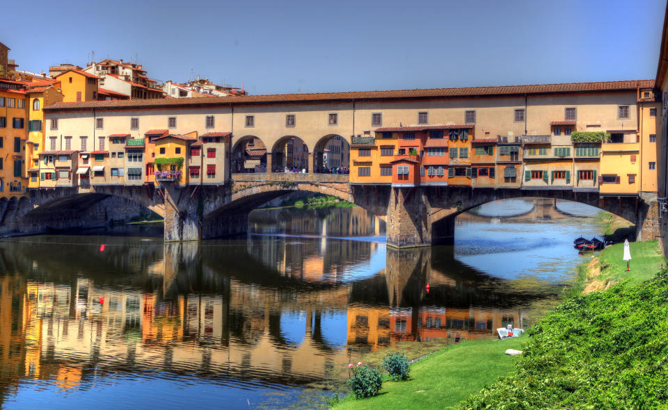 Nel 2011 è stata <b>Firenze</b> a dare il via all'estate dei raggiri ai turisti. Le vittime si chiamavano Sara e Hans Peter Ehrlich, due cittadini tedeschi di Friburgo in visita nel capoluogo toscano. Il loro errore è stato quello di aver scelto la gelateria sbagliata per fare una pausa nel corso della loro passeggiata a Ponte Vecchio. E hanno pagato<b> 27 euro per un cono maxi e una coppa di gelato</b> presi al bancone.<br> A raccontare la vicenda è stata Caroline Wasserfuhr, la proprietaria del bed&breakfast dove stavano i due turisti tedeschi, in Valdera. "Mi hanno mostrato lo scontrino e ho capito che era tutto vero", ha detto la donna, che ha poi deciso di offrire alla coppia una bottiglia di vino rosso per fargli dimenticare la sgradevole esperienza. Tutto regolare comunque: la gelateria in questione aveva i prezzi regolarmente esposti.