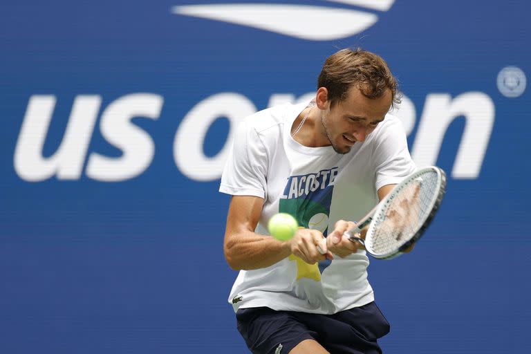 Daniil Medvedev, de Rusia, y una práctica en el court central; el número 2 del mundo busca su primer título grande