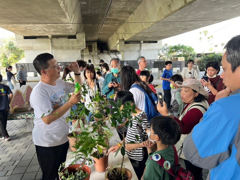 13年3月24日高公局與台灣紫斑蝶生態保育協會合作辦理生態解說。高公局提供