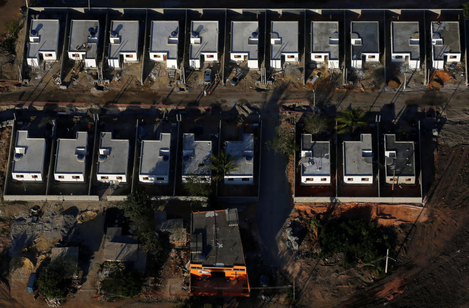 <p>An aerial view shows twenty houses built for the residents who refused to leave the Vila Autodromo community in Rio de Janeiro, Brazil, July 16, 2016. (REUTERS/Ricardo Moraes)</p>