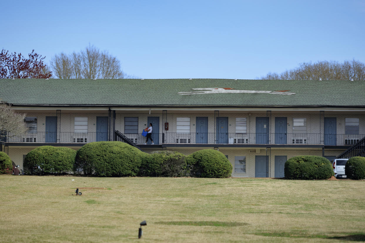 Los apartamentos Argo, donde la policía buscó al sospechoso tras el asesinato de una estudiante de la Universidad de Georgia en un sendero boscoso cercano, en Athens, Georgia, el 25 de febrero de 2024. (Melissa Golden/The New York Times)
