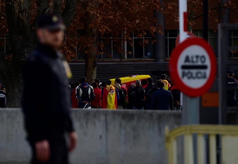 El féretro de uno de los dos policías españoles muertos en el ataque cerca de la embajada de España en Kabul es portado en el complejo policial de Canillas, en Madrid, el 15 de diciembre de 2015 (Pierre-Philippe Marcou)