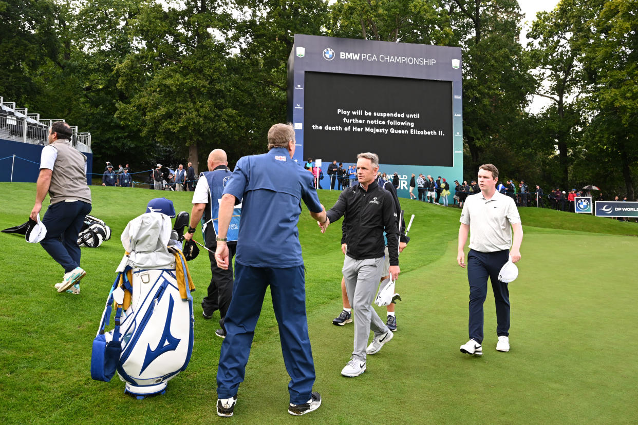 VIRGINIA WATER, ENGLAND - SEPTEMBER 08: Luke Donald of England leaves the 18th green as play is suspended following the announcement of the death of Her Majesty Queen Elizabeth II during Day One of the BMW PGA Championship at Wentworth Golf Club on September 08, 2022 in Virginia Water, England. (Photo by Ross Kinnaird/Getty Images)