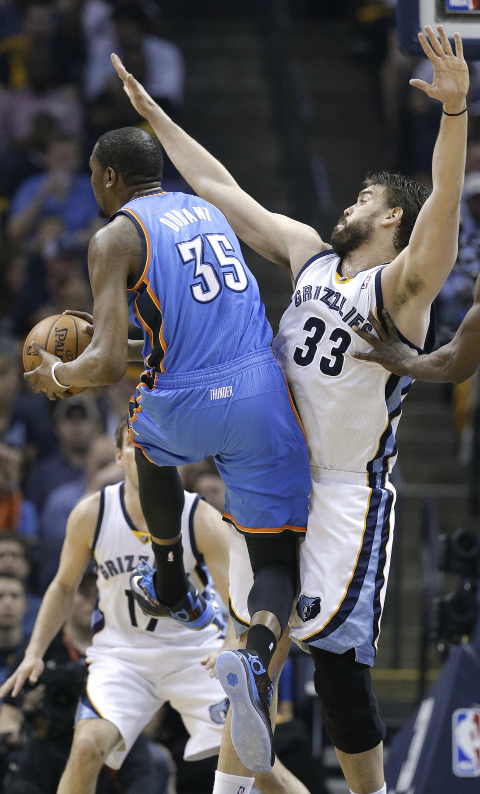 Oklahoma City Thunder forward Kevin Durant (35) passes the ball away as Memphis Grizzlies center Marc Gasol (33) blocks his path in the first half of Game 4 of an opening-round NBA basketball playoff series Saturday, April 26, 2014, in Memphis, Tenn. (AP Photo/Mark Humphrey)