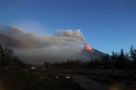 <p>FRM08. DARAGA (FILIPINAS), 23/01/2018. Vista del volcán Mayon mientras entra en erupción hoy, martes 23 de enero de 2018, en la ciudad de Daraga, provincia de Albay (Filipinas). El Instituto Filipino de Vulcanología y Sismología (PHIVOLCS) elevó el 22 de enero el nivel de alerta para el volcán Mayon en medio de temores de una erupción mayor en las próximas horas o días. “Más de 26,000 personas han sido evacuadas a refugios en el área. La zona de peligro se extiende a un radio de 8 kilómetros desde el respiradero de la cumbre. Se recomienda encarecidamente al público que esté atento y desista de ingresar a esta zona de peligro”, agregó el PHIVOLCS. EFE/FRANCIS R. MALASIG </p>