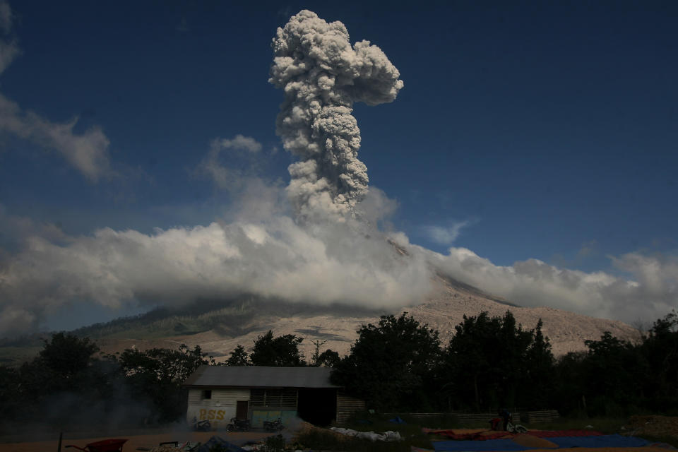 <p>Gefährliches Naturspektakel: Eine riesige Aschewolke bildet sich über dem Vulkan Sinabung auf der indonesischen Insel Sumatra. Der Vulkan bricht seit 2015 immer wieder aus. (Bild: Xinhua/ddp Images) </p>