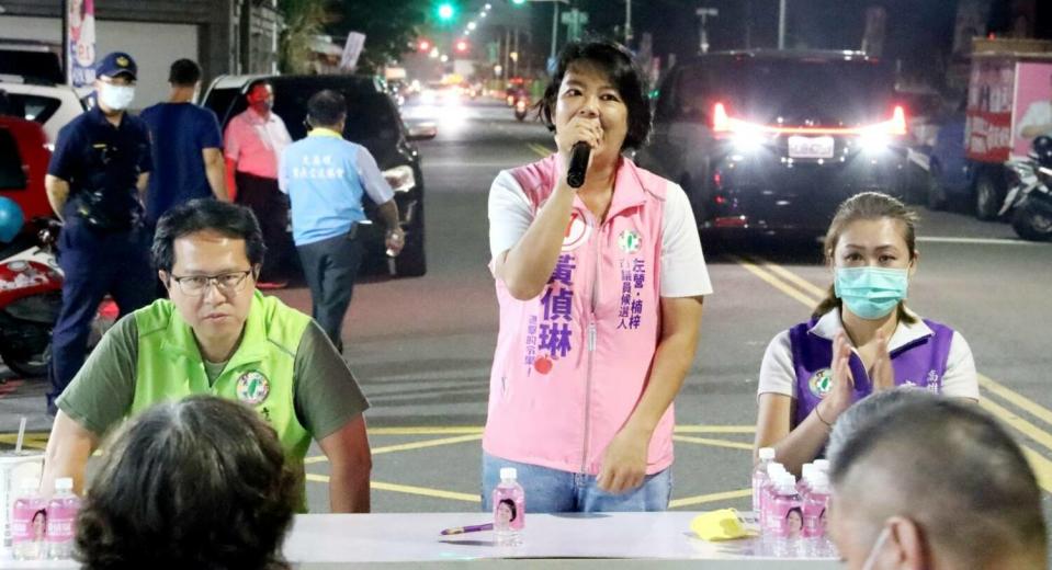 黃偵琳(中)呼籲用選票淘汰唱衰高雄的候選人。   圖:黃偵琳競總提供