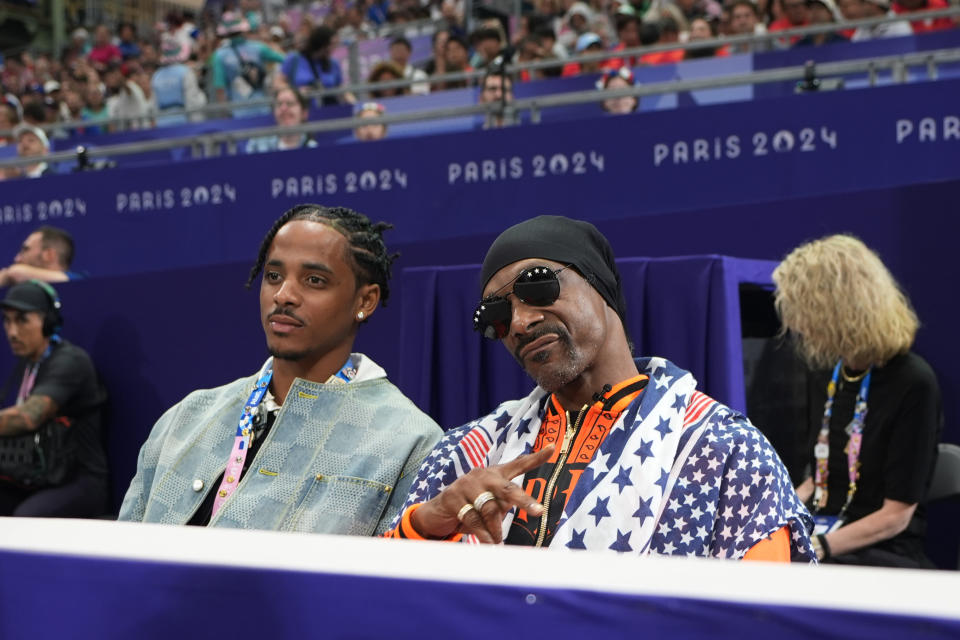 Snoop Dogg asiste a los combates de cuartos de final de los equipos masculinos de esgrima durante los Juegos Olímpicos de Verano de 2024 en el Grand Palais, el domingo 4 de agosto de 2024, en París, Francia. (Foto AP/Lindsey Wasson)