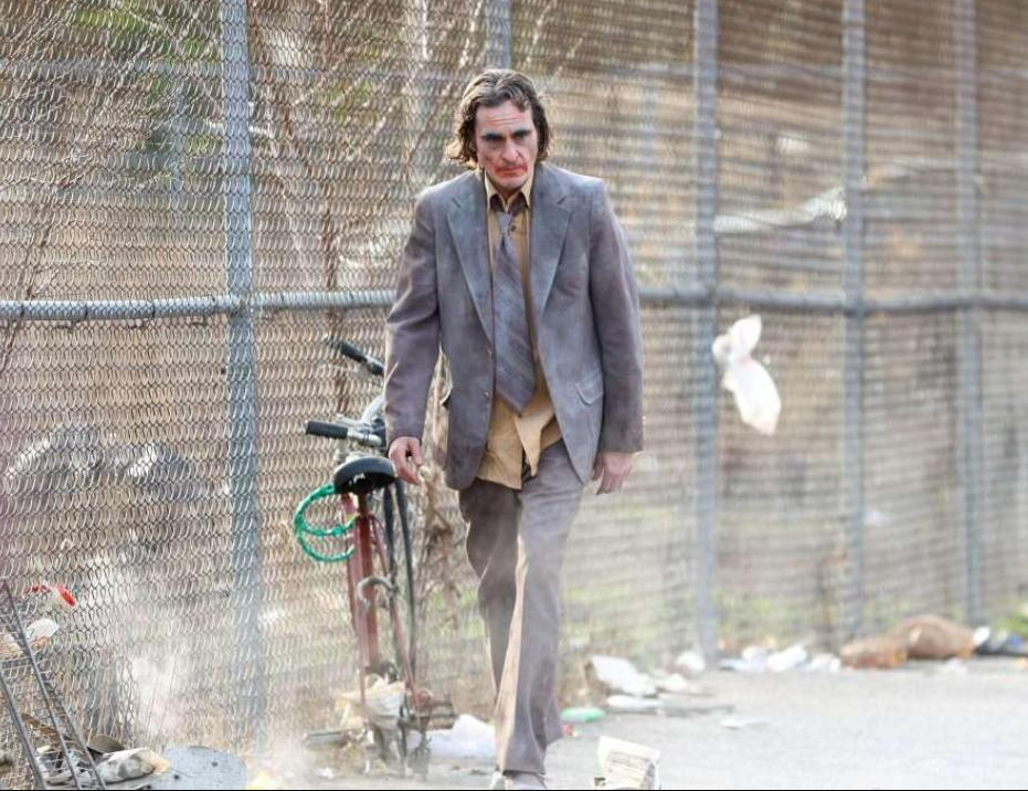 Les nouvelles images de Joaquin Phoenix et Lady Gaga, dans « Joker : Folie à deux », dévoilées.