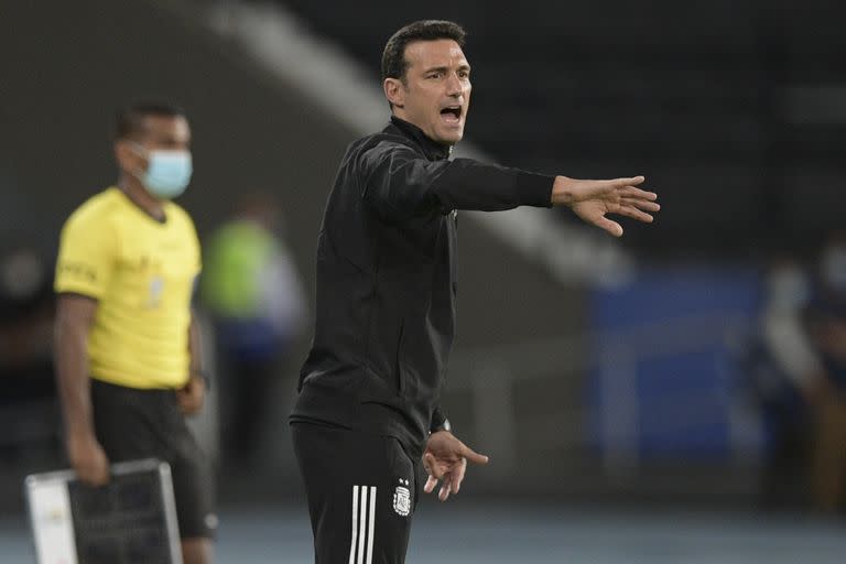 El entrenador argentino Lionel Scaloni (R) lleva al cuarto árbitro durante el partido de la fase de grupos del torneo de fútbol Conmebol Copa América 2021 contra Chile en el Estadio Nilton Santos en Río de Janeiro, Brasil, el 14 de junio de 2021.
CARL DE SOUZA / AFP