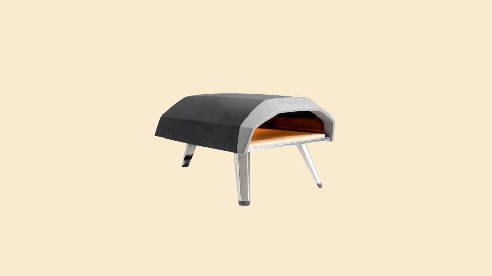 Foodie Mother's Day gifts: The Ooni Koda outdoor pizza oven heats quickly to produce restaurant-style pizza.