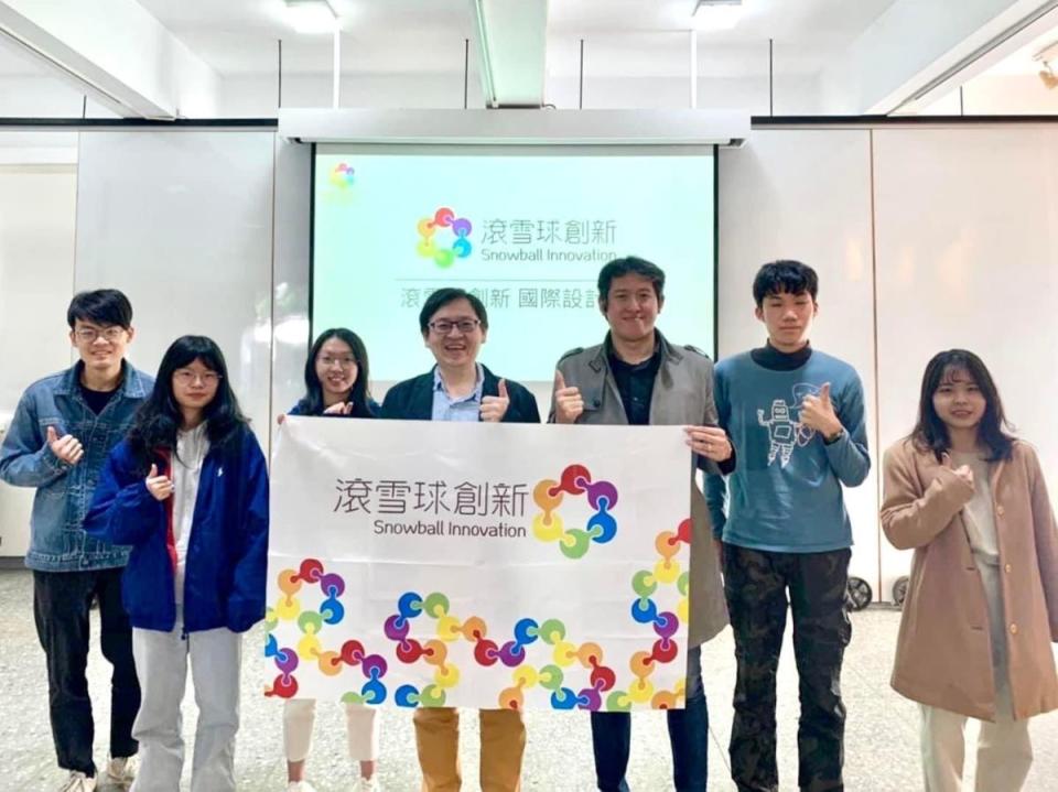 東海大學工設系周悅儒同學（左三）組成跨校團隊以2 Care勇闖美國史丹福大學舉辦的「第十屆2023年全球長壽設計競賽」世界前八強。（圖：東海大學提供）