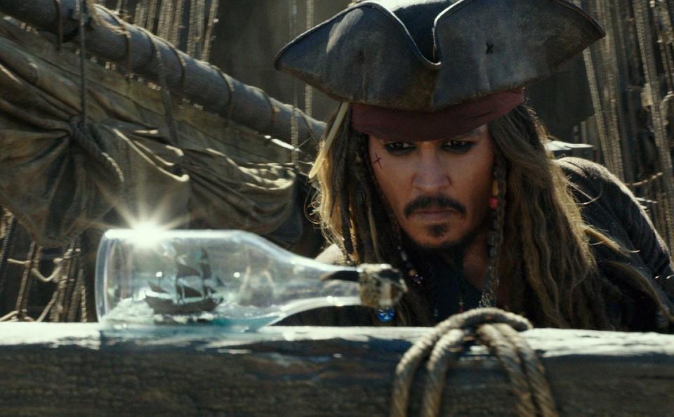 <p>Sechs Jahre mussten die Fans warten, doch nun kommt mit “Pirates of the Caribbean: Salazars Rache” endlich der fünfte Teil der “Fluch der Karibik”-Reihe in die Kinos. Diesmal legt sich der charismatische Pirat Jack Sparrow (Johnny Depp) mit dem Geist seines Erzfeindes Captain Salazar (Javier Bardem) an. Der will nicht nur Jack an den Kragen, sondern am liebsten jeden Piraten auf dem Planeten tot sehen. Um der Rachsucht Salazars zu entkommen, muss Jack das Dreizack des Poseidon finden. Der Besitzer des magischen Artefakts hat die Herrschaft über die Weltmeere. (Bild: Walt Disney Studios Motion Pictures Germany) </p>