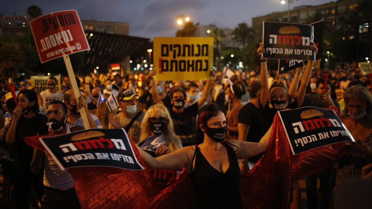 Tausende Israelis versammelten sich auf dem Rabin-Platz in Tel Aviv, um gegen Premierminister Netanjahu und die wirtschaftliche Notlage infolge von Einschränkungen wegen der Corona-Pandemie zu demonstrieren.